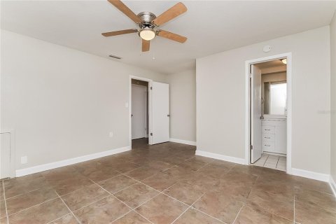 House in Port Richey, Florida 2 bedrooms, 126.81 sq.m. № 1913624 - photo 7