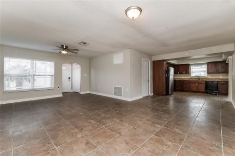 House in Port Richey, Florida 2 bedrooms, 126.81 sq.m. № 1913624 - photo 3