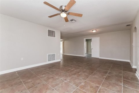 House in Port Richey, Florida 2 bedrooms, 126.81 sq.m. № 1913624 - photo 4