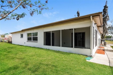 House in Port Richey, Florida 2 bedrooms, 126.81 sq.m. № 1913624 - photo 15