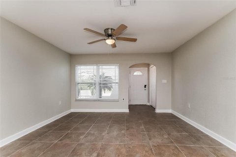 House in Port Richey, Florida 2 bedrooms, 126.81 sq.m. № 1913624 - photo 2