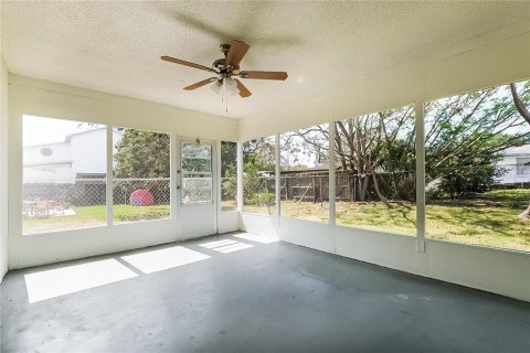 House in Port Richey, Florida 2 bedrooms, 126.81 sq.m. № 1913624 - photo 6