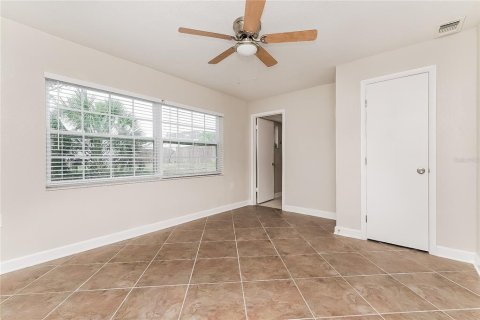 House in Port Richey, Florida 2 bedrooms, 126.81 sq.m. № 1913624 - photo 9