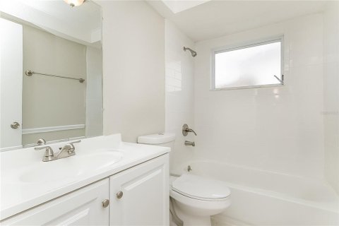 House in Port Richey, Florida 2 bedrooms, 126.81 sq.m. № 1913624 - photo 14
