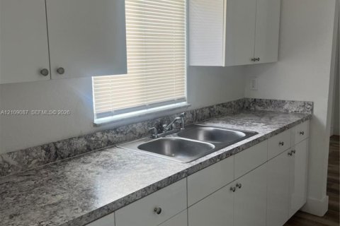 Villa ou maison à vendre à Lauderhill, Floride: 4 chambres, 115.94 m2 № 2432133 - photo 15