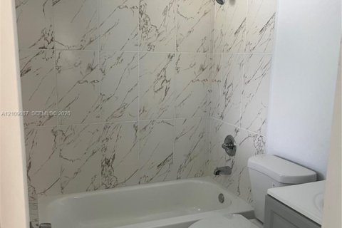 Villa ou maison à vendre à Lauderhill, Floride: 4 chambres, 115.94 m2 № 2432133 - photo 19