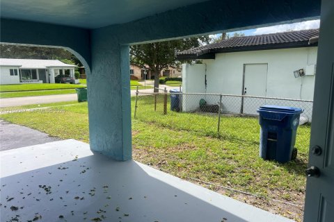 Villa ou maison à vendre à Lauderhill, Floride: 4 chambres, 115.94 m2 № 2432133 - photo 11