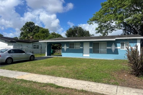 Villa ou maison à vendre à Lauderhill, Floride: 4 chambres, 115.94 m2 № 2432133 - photo 2