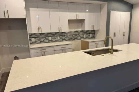 House in Port St. Lucie, Florida 4 bedrooms, 222.97 sq.m. № 2054842