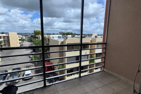 Copropriété à louer à Hialeah, Floride: 2 chambres, 79.9 m2 № 1950447 - photo 11