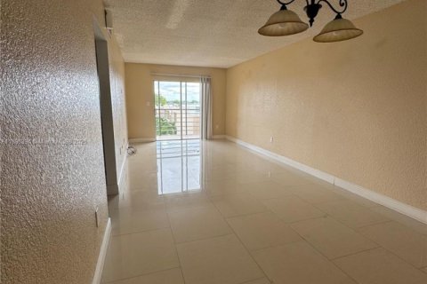 Copropriété à louer à Hialeah, Floride: 2 chambres, 79.9 m2 № 1950447 - photo 4