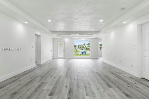 Casa en alquiler en Miami Gardens, Florida, 4 dormitorios, 155.24 m2 № 2046995 - foto 2