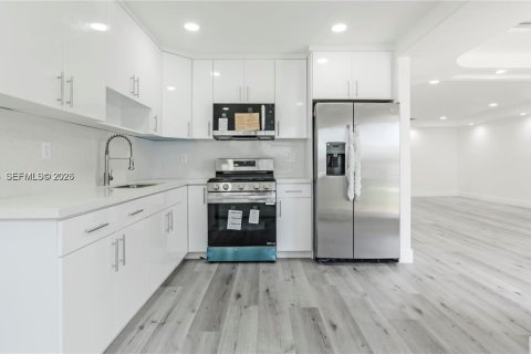 Casa en alquiler en Miami Gardens, Florida, 4 dormitorios, 155.24 m2 № 2046995 - foto 4