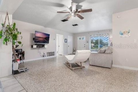House in Deltona, Florida 3 bedrooms, 137.59 sq.m. № 1557584 - photo 14