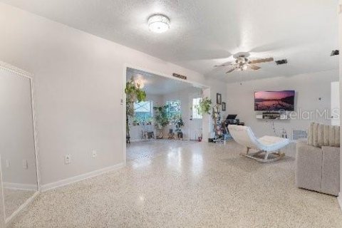 House in Deltona, Florida 3 bedrooms, 137.59 sq.m. № 1557584 - photo 9
