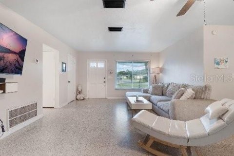House in Deltona, Florida 3 bedrooms, 137.59 sq.m. № 1557584 - photo 5