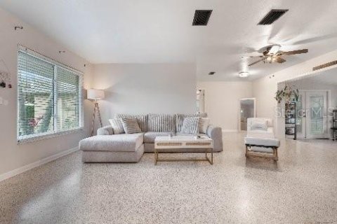 House in Deltona, Florida 3 bedrooms, 137.59 sq.m. № 1557584 - photo 3