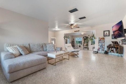 House in Deltona, Florida 3 bedrooms, 137.59 sq.m. № 1557584 - photo 2