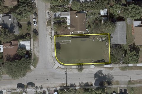 Terreno en venta en Miami, Florida № 1694974 - foto 1