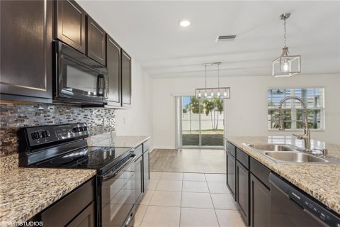 House in Palmetto, Florida 5 bedrooms, 260.31 sq.m. № 1774660 - photo 15