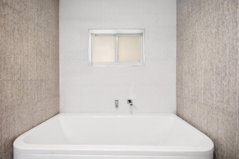 House in Miami, Florida 3 bedrooms, 151.52 sq.m. № 2041693 - photo 20