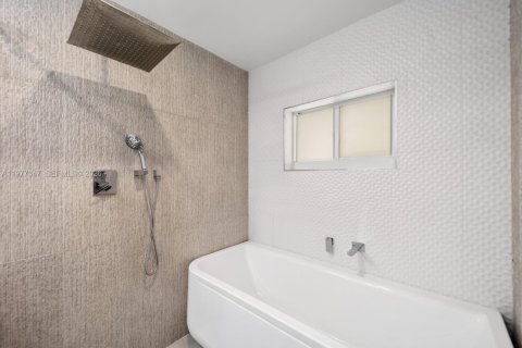 House in Miami, Florida 3 bedrooms, 151.52 sq.m. № 2041693 - photo 17