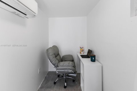 House in Miami, Florida 3 bedrooms, 151.52 sq.m. № 2041693 - photo 11