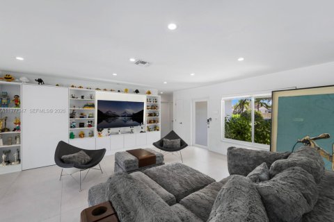House in Miami, Florida 3 bedrooms, 151.52 sq.m. № 2041693 - photo 6