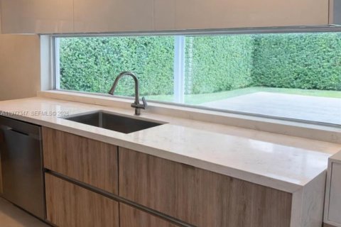 House in Miami, Florida 3 bedrooms, 151.52 sq.m. № 2041693 - photo 3