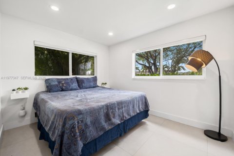 House in Miami, Florida 3 bedrooms, 151.52 sq.m. № 2041693 - photo 18