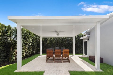 House in Miami, Florida 3 bedrooms, 151.52 sq.m. № 2041693 - photo 21