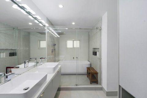 House in Miami, Florida 3 bedrooms, 151.52 sq.m. № 2041693 - photo 16