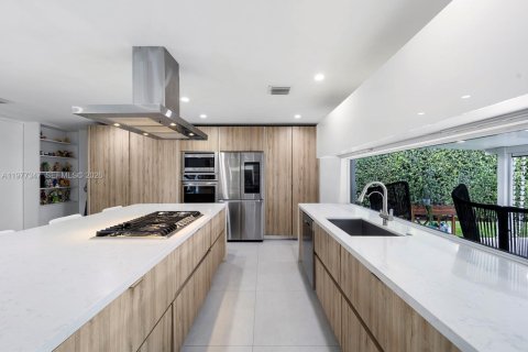 House in Miami, Florida 3 bedrooms, 151.52 sq.m. № 2041693 - photo 10