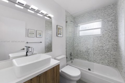 House in Miami, Florida 3 bedrooms, 151.52 sq.m. № 2041693 - photo 15