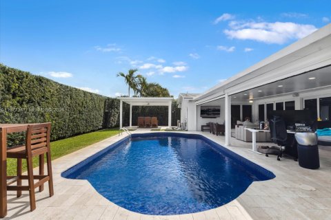 House in Miami, Florida 3 bedrooms, 151.52 sq.m. № 2041693 - photo 24