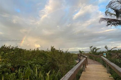 Condo in St. Lucie, Florida, 2 bedrooms  № 2035588 - photo 25