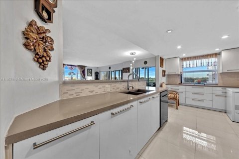 Condo in Hollywood, Florida, 2 bedrooms  № 1892713 - photo 14