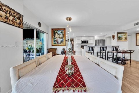 Condo in Hollywood, Florida, 2 bedrooms  № 1892713 - photo 9