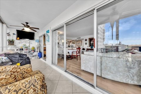 Condo in Hollywood, Florida, 2 bedrooms  № 1892713 - photo 27
