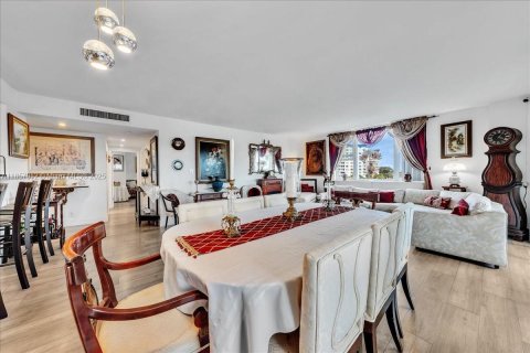 Condo in Hollywood, Florida, 2 bedrooms  № 1892713 - photo 5
