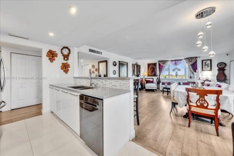 Condo in Hollywood, Florida, 2 bedrooms  № 1892713 - photo 20