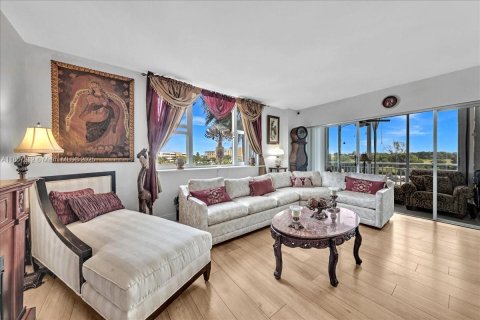 Condo in Hollywood, Florida, 2 bedrooms  № 1892713 - photo 11