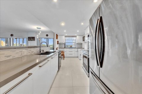 Condo in Hollywood, Florida, 2 bedrooms  № 1892713 - photo 16