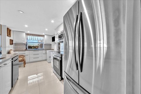 Condo in Hollywood, Florida, 2 bedrooms  № 1892713 - photo 15