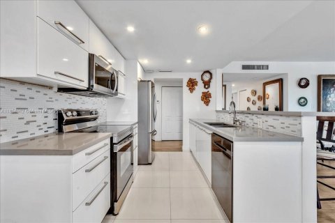 Condo in Hollywood, Florida, 2 bedrooms  № 1892713 - photo 19