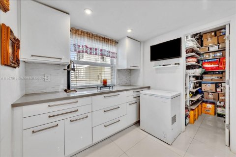 Condo in Hollywood, Florida, 2 bedrooms  № 1892713 - photo 22