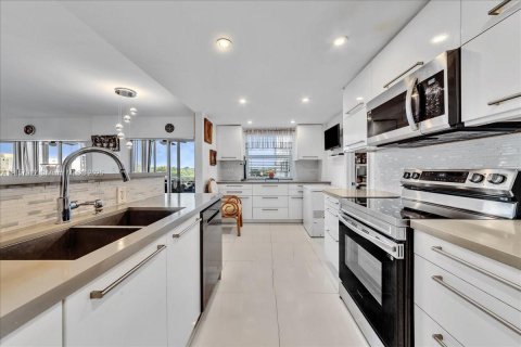 Condo in Hollywood, Florida, 2 bedrooms  № 1892713 - photo 17