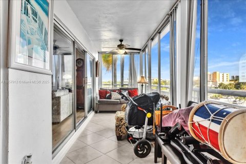 Condo in Hollywood, Florida, 2 bedrooms  № 1892713 - photo 24