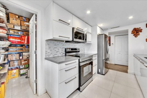 Condo in Hollywood, Florida, 2 bedrooms  № 1892713 - photo 21