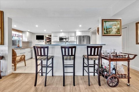 Condo in Hollywood, Florida, 2 bedrooms  № 1892713 - photo 12